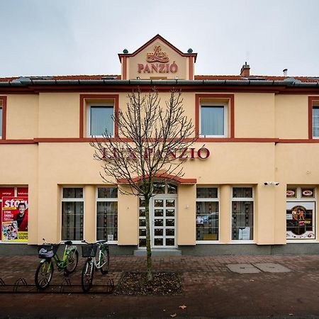 Lux Panzio Hotell Szarvas Exteriör bild