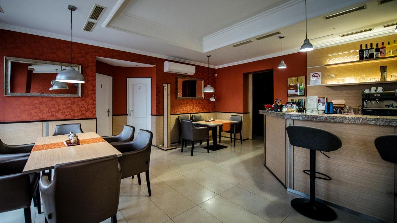Lux Panzio Hotell Szarvas Exteriör bild