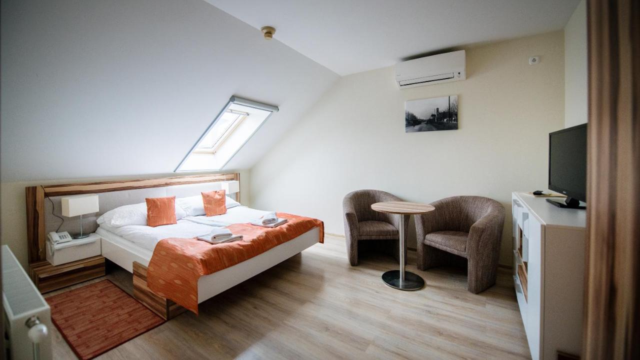 Lux Panzio Hotell Szarvas Exteriör bild