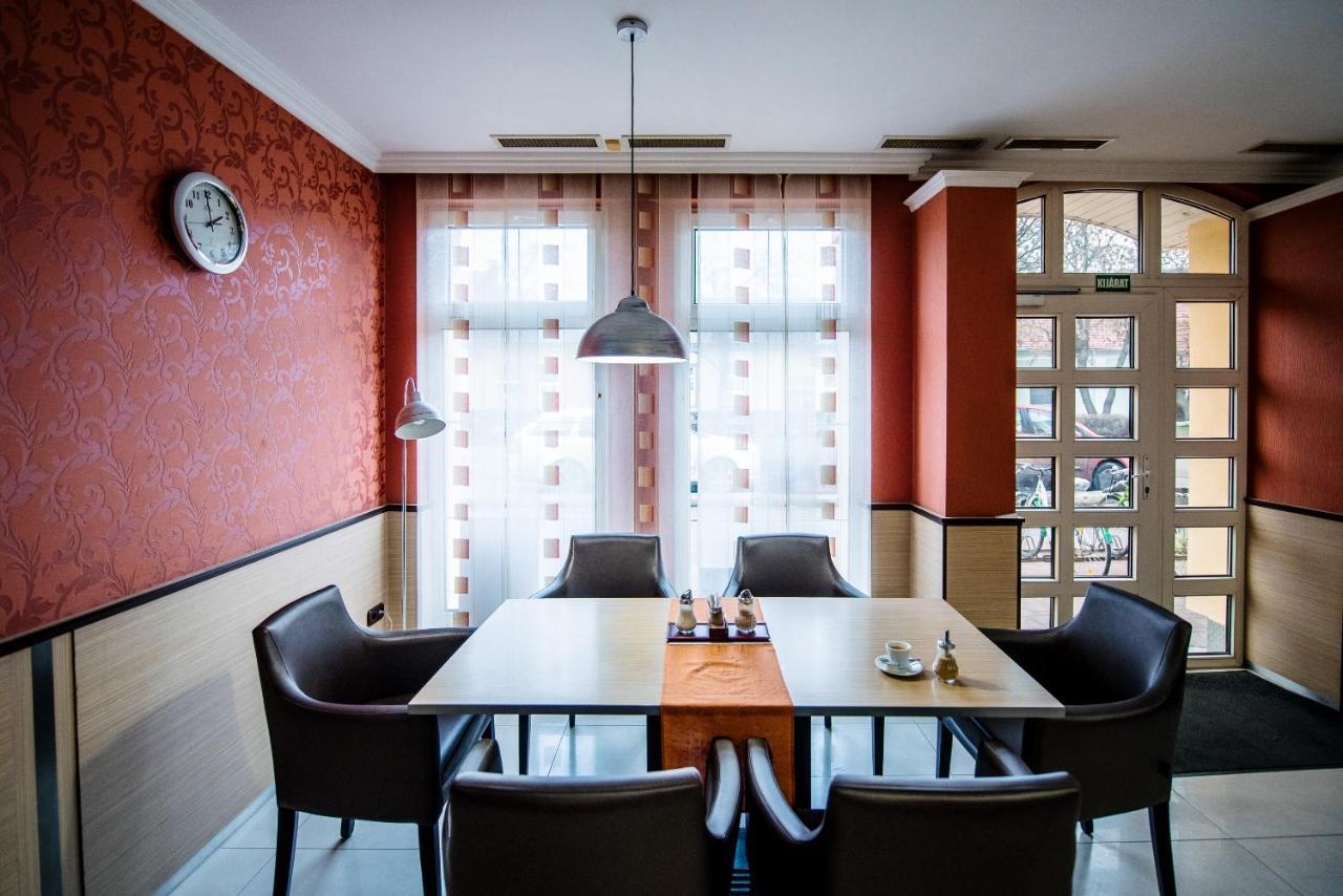 Lux Panzio Hotell Szarvas Exteriör bild
