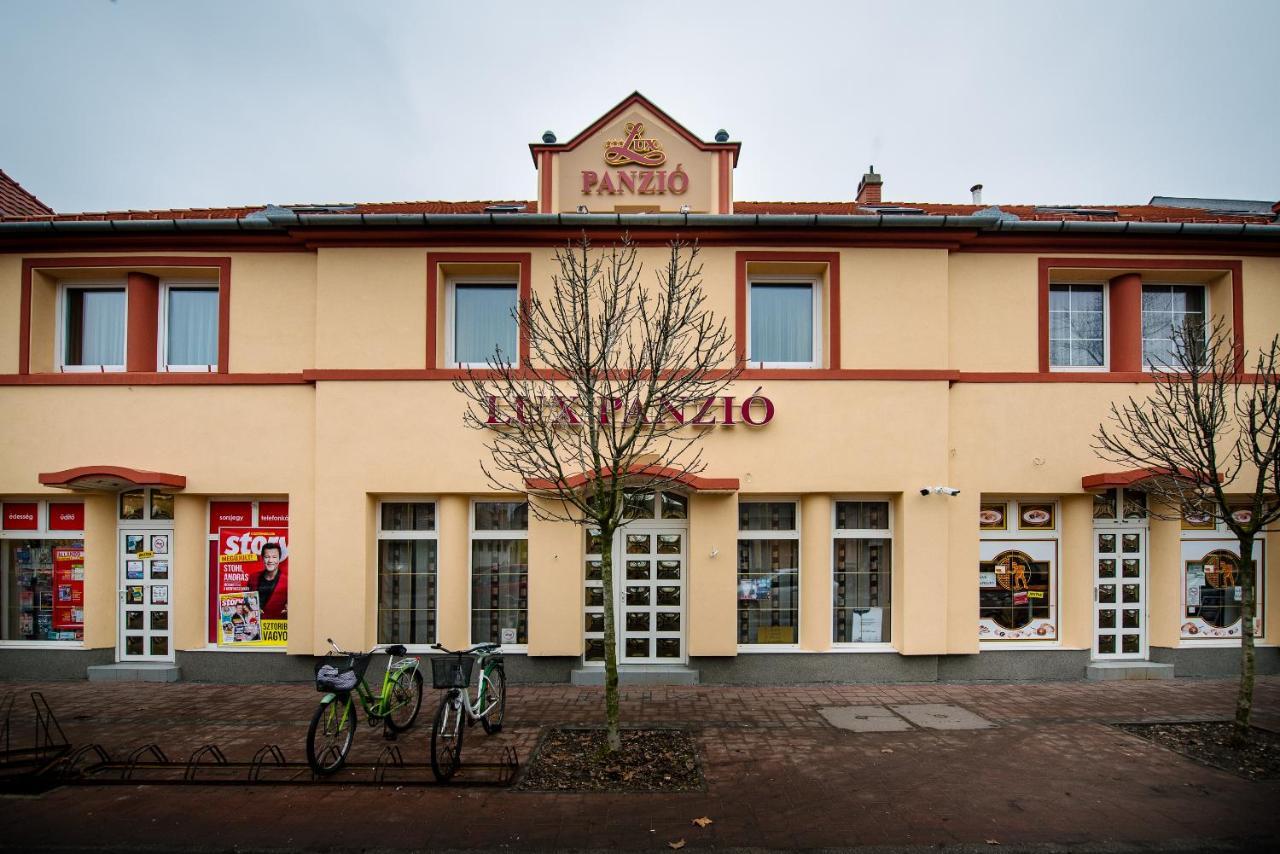 Lux Panzio Hotell Szarvas Exteriör bild